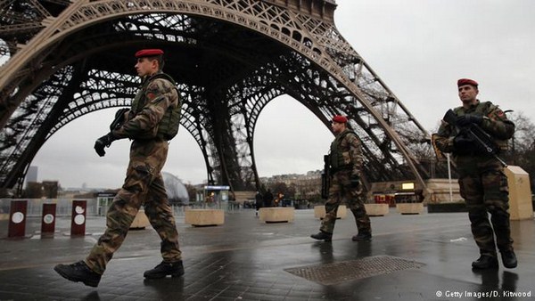 فرنسا.. تنشر 10.000 آلاف جندي لمواجهة الارهاب